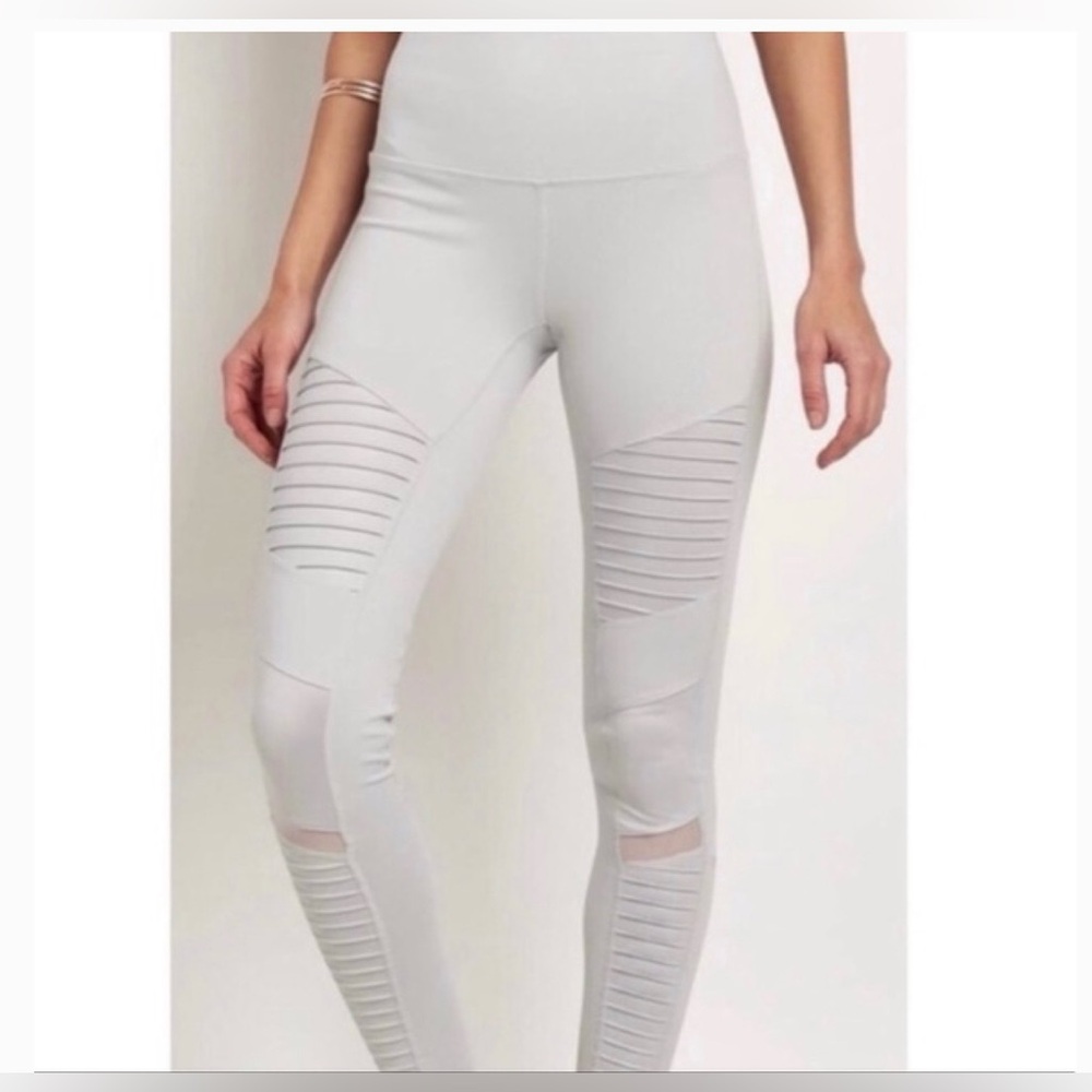 ALO Yoga Light Gray High-Waisted Leggings Size M